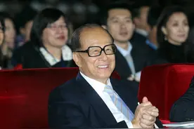 当年面临着破产的李嘉诚，当然没有想到日后他会成为华人首富图片