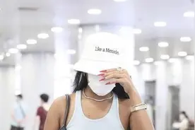 吉克隽逸把"老汉背心"带火了，看似土味十足，上身却时髦又舒适图片