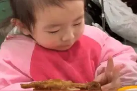 3岁女儿啃鸡爪，意外发现跟自己小手很像，网友：鸡爪突然不香了图片