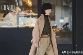 这才是中年妈妈该有的穿搭！“风衣+直筒裤”御寒减龄，很高级图片