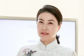 郭晶晶终于认真打扮，穿蕾丝改良旗袍优雅秀气，“阔太范”十足图片