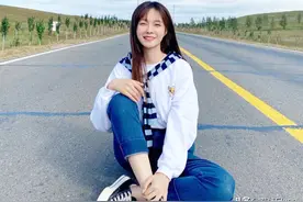 沈梦辰“脑洞大开”公路上自拍，穿卫衣配牛仔裤，去完姐姐变疯狂图片