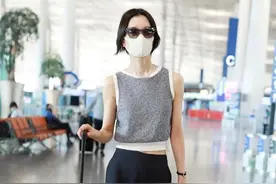 杜鹃美得真高级，灰背心配阔腿裤也能穿出时尚感，纤细身材气场足图片