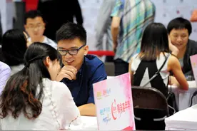 与相亲对象相处半月后分手，男子想讨回巨额红包：连手都不让牵图片