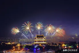 辛弃疾《青玉案·元夕》之美，烟花世界，有一个人在安静地等待他图片