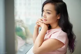 56岁再婚女人的醒悟：这个年纪，男人娶你的目的通常只有一个图片