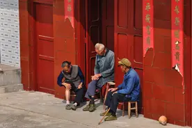 农村俗语“老人是条龙，向谁谁受穷”，啥意思？老话在理吗？图片