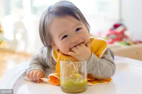宝宝学吃饭，为什么爱用手抓饭？是阻止还是放任？妈妈最好这样做图片
