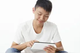 15岁男孩沉迷手机游戏零食当饭吃，手臂抬不起来，居然是中风了图片