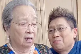 84岁李明启现身，和主持人王为念互动似母子，满身首饰富态十足图片