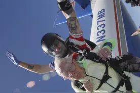 老当益壮！最大年龄跳伞者，103岁老人高空跳伞获吉尼斯纪录图片