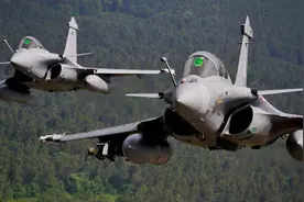 阵风VS枭龙：单外援对抗满配优势阵容，印度和巴铁过招有多大胜算图片