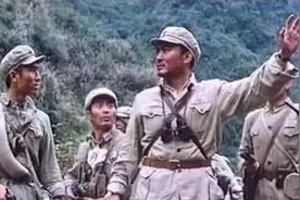 广西剿匪，副排长没见过这种睡法，几个人脚顶脚睡在一张被子下面图片