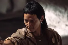 吴彦祖毁形象演悍匪，苦练90年代肌肉，原型8年致50人死伤图片