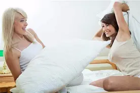 酒店床上为什么要放那么多枕头？原来不仅是要枕的，还可以拿来骑图片