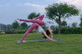 双人瑜伽，增进感情，提升默契感，快约上你的闺蜜或者爱人练习吧图片