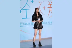 关晓彤身穿黑色连体皮衣出席活动，这大长腿真是逆天啊图片