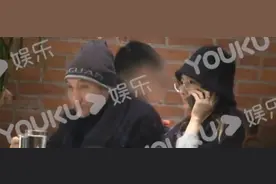 70岁徐克携小30岁女友吃饭，胡子花白老态明显，同框似父女图片