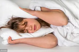 用自家的钥匙打开了邻居家的门，误睡女邻居构成强奸罪吗？图片