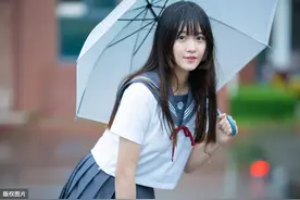拿着雨伞的美女，优雅知识含情双眼最是迷人图片