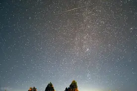 陪你去看流星雨！英仙座流星雨降临，赴一场夏日夜空浪漫约会图片