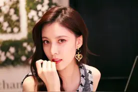 宋妍霏香奈儿耳环惊艳美丽，珍珠配套首饰超显白，揭秘肤美的秘诀图片