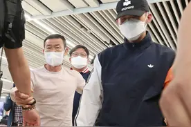 孙兴慜结束军训准备返英，父亲陪伴身边宛如保镖图片