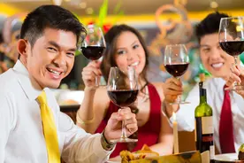 饭局上怎么给领导敬酒？别说"先干为敬"，高情商要懂这3个礼数图片