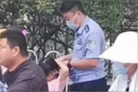 画面好暖！临沂街头，一位民警叔叔给小姑娘扎小辫图片
