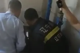 辽阳一婴儿被装在塑料袋内，遗弃在住宅楼的垃圾道内，消防紧急救援警方已刑事立案图片