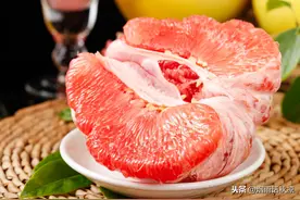 红心柚子和白心柚子有何区别？怎么挑选才能挑到好吃的红心柚子？图片
