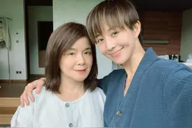 张钧甯携妈妈爬山游泳健身，她罕见剪短发，66岁作家妈妈像40岁图片