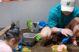 主持人涂磊晒娃，带女儿玩耍被赞合格好爸爸，小9岁娇妻从未曝光图片