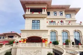 福建莆田老板花2000万在农村盖豪宅，建成当天鞭炮齐鸣，牛气冲天图片