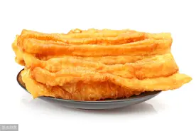 炸油条时，加上点啤酒，蓬松又柔软比手臂还要粗，难怪大厨不说图片