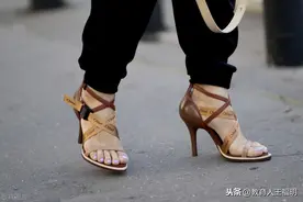 夏天，最百搭的凉鞋拖鞋不只黑白，还有高级的棕色，喜欢哪种？图片