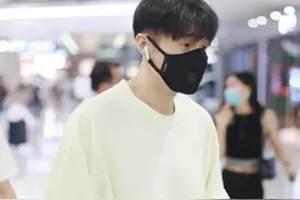 街拍：李荣浩穿黄T恤配牛仔短裤搭时尚凉拖，尽显简约随性图片