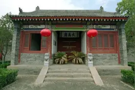 火葬场门前一副对联："早来晚来早晚都来"，看完下联太精彩了图片