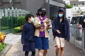 张柏芝罕见带儿子亮相，穿卫衣短裤潮范十足，小腿肌肉好似运动员图片