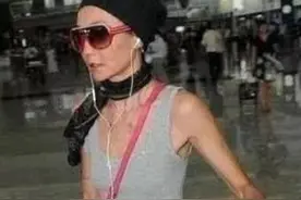 张曼玉从一代女神到烟不离手,你以为的为情所困,其实背后隐藏秘密图片