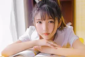 身穿校园制服的清纯学生妹,透露青春少女气息，被她的气质所迷倒图片