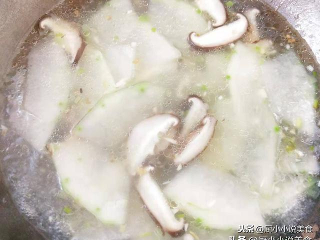 天冷了，家人最爱这道低脂汤，好喝不油腻，热热乎乎的，喝着舒服