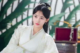 鞠婧祎的仙女舞台是怎么跳出来的？开跳前拼命往袖子里塞亮片图片