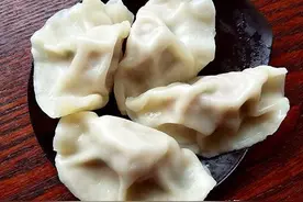秋天，这菜正鲜美，很多人拿它炒着吃，其实包饺子更香，我家常做图片