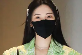 杨超越身穿开叉小雏菊套装，外搭果绿色短袖衬衫，清爽的度假风图片