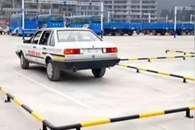 倒车入库，怎样才能更迅速的倒进去？老司机来给你支招儿图片