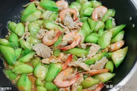 丝瓜直接下锅炒，难怪发黑。选对放盐时间，清脆可口还省油图片