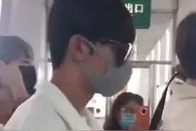 00后小鲜肉粉丝接机挡路遭辱骂！对方脏话不断，男星回怼引争议图片