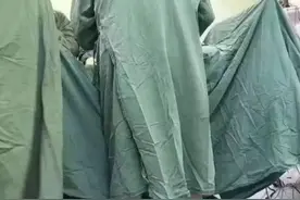 为什么医生做手术时，都不穿裤子？外科医生：还不是为了你们好图片