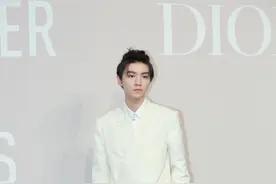 王俊凯一身白色搭配亮相Dior展览酒会，化身“白马王子”图片
